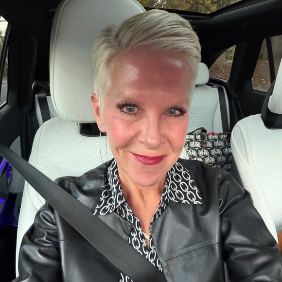 Meet your Posher, Suzanne - Picture 1 of 4